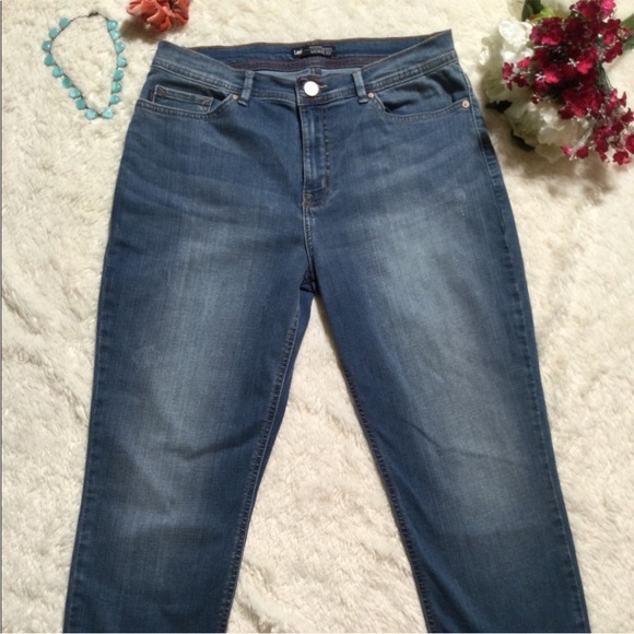Lee | Modern Series | Sz 12 Distressed Med Rinse Cropped Jeans - Picture 5 of 15